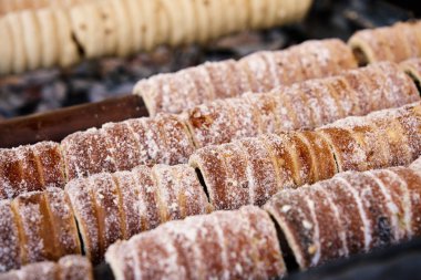 Prag 'da trdelnik pişirme süreci, şekerli ızgara hamur sarma, Prag' da geleneksel Çek sıcak tatlısı, sokak fırını