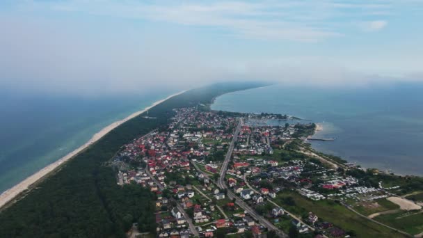 ヘル半島の砂浜とジェルニアの都市と海の景色を眺める鳥たち ポーランドのバルト海沿岸 夏季のリゾートタウン — ストック動画