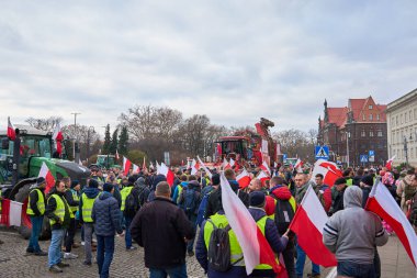 Wroclaw, Polonya 'da çiftçiler protesto ediyor. Traktörlerdeki çiftçiler şehir sokaklarındaki trafiği engelliyor. Tarım işçilerinin gösterisi. Wroclaw, Polonya - 15 Şubat 2024