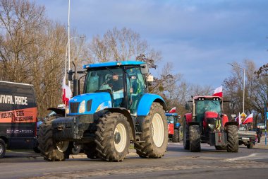 Wroclaw, Polonya 'da çiftçiler protesto ediyor. Traktörlerdeki çiftçiler şehir sokaklarındaki trafiği engelliyor. Tarım işçilerinin gösterisi. Wroclaw, Polonya - 15 Şubat 2024