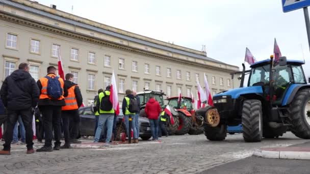 農民はポーランドのヴロツワフで抗議する トラクターの農民が市街地の交通を遮断する抗議 農業労働者のデモ ヴロツワフ ポーランド 2024年2月15日 — ストック動画