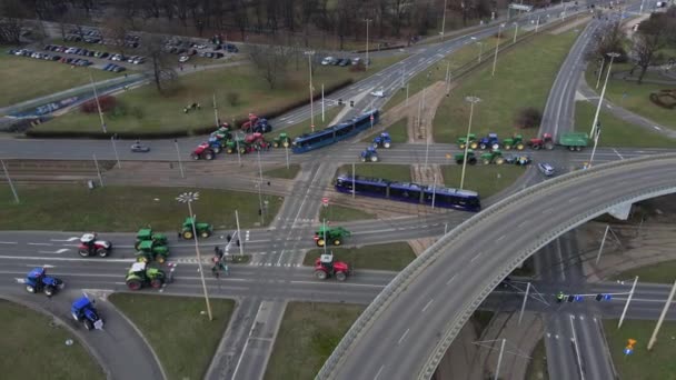 Protest Rolników Wrocławiu Protestujący Rolnicy Ciągnikach Blokują Ruch Ulicach Miasta — Wideo stockowe