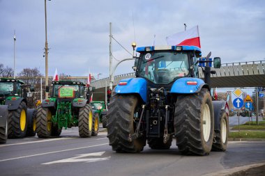 Wroclaw, Polonya 'da çiftçiler protesto ediyor. Traktörlerdeki çiftçiler şehir sokaklarındaki trafiği engelliyor. Tarım işçilerinin gösterisi