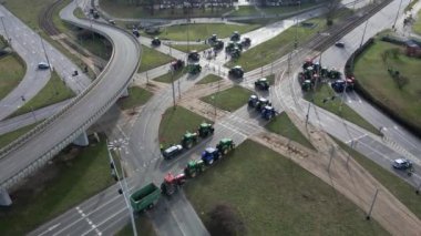 Wroclaw, Polonya 'da çiftçiler protesto ediyor. Traktörlerdeki çiftçiler şehir sokaklarındaki trafiği engelliyor. Tarım işçilerinin gösterisi