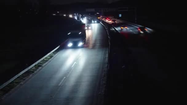 Легкие Тропы Шоссе Ночью Час Пик Автостраде Светящимися Автомобилями Фары — стоковое видео