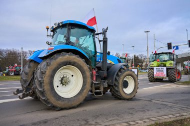 Wroclaw, Polonya 'da çiftçiler protesto ediyor. Traktörlerdeki çiftçiler şehir sokaklarındaki trafiği engelliyor. Tarım işçilerinin gösterisi. Wroclaw, Polonya - 15 Şubat 2024