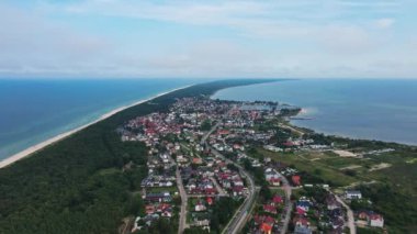 Kuş bakışı deniz manzaralı kumlu sahil ve Hel yarımadasındaki Jastarnia şehri. Polonya 'da Baltık Denizi kıyısında. Yaz mevsiminde tatil köyü