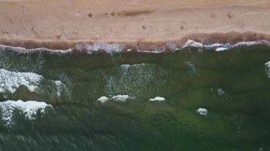 Deniz dalgalı kumsal, manzaralı. Baltık denizi ve kumsal manzaralı güzel kıyı şeridi.