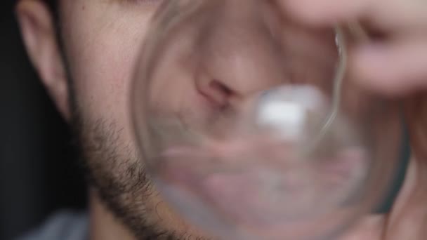 Άνθρωπος Πίνει Νερό Κοντινό Πλάνο Του Γενειοφόρου Άνδρα Πίνοντας Φρέσκο — Αρχείο Βίντεο