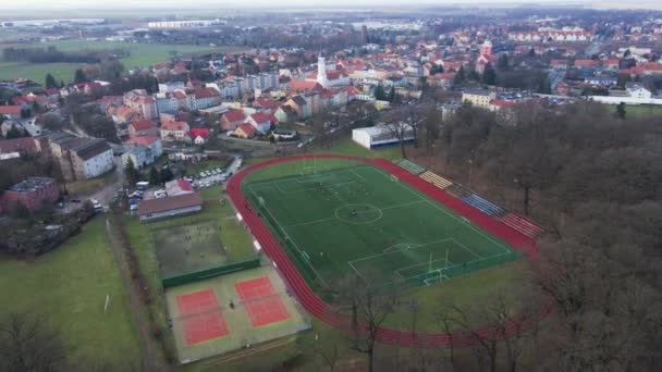 Flygfoto Över Stadion Med Löpband Och Fotbollsplan Staden Barn Spelar — Stockvideo