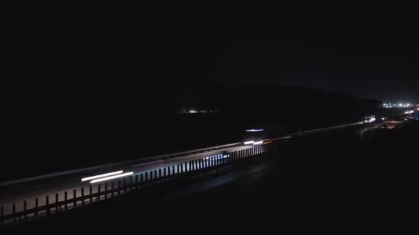 Ελαφρά Μονοπάτια Στην Εθνική Οδό Νύχτα Ώρα Αιχμής Αυτοκινητόδρομο Λαμπερά — Αρχείο Βίντεο