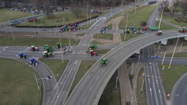 농부들은 폴란드 브로츠와프에서 항의합니다 트랙터에 거리에 트래픽을 차단합니다 노동자의 — 비디오