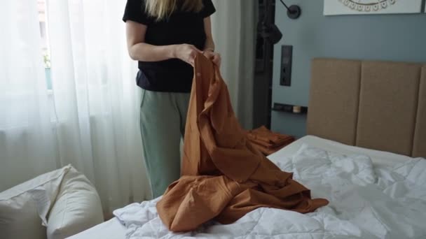 女人在房间里代替床单 女性在卧室里睡觉 日常家务和家务活 — 图库视频影像