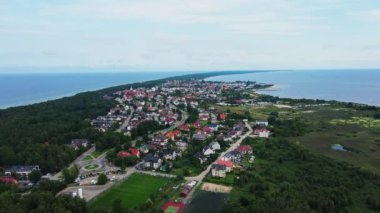 Kuş bakışı deniz manzaralı kumlu sahil ve Hel yarımadasındaki Jastarnia şehri. Polonya 'da Baltık Denizi kıyısında. Yaz mevsiminde tatil köyü