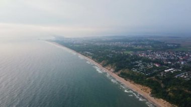 Wladyslawo 'daki kumlu deniz manzarası. Polonya 'daki Baltık deniz kıyıları. Yaz mevsiminde tatil köyü