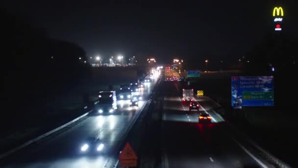 汽车晚上在高速公路上行驶 麦当劳的标志上有麦克法的标志 路边服务 波兰弗罗茨拉夫 2024年2月9日 — 图库视频影像