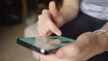 Çevrimiçi depolama beslemesi ekranda gösterilen akıllı telefonu kullanan yakın plan kişi, dijital içerikli bir müdahale öneriyor. Online alışveriş için cep telefonu kullanan kadın