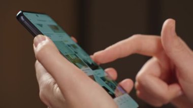 Çevrimiçi depolama beslemesi ekranda gösterilen akıllı telefonu kullanan yakın plan kişi, dijital içerikli bir müdahale öneriyor. Online alışveriş için cep telefonu kullanan kadın