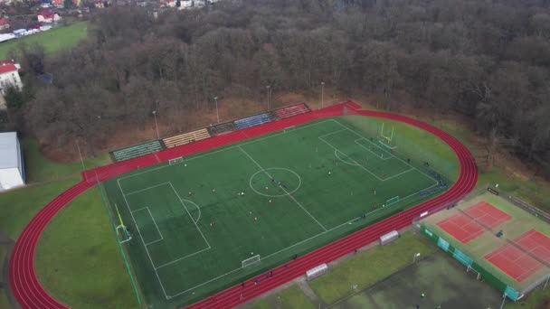 Luchtfoto Van Het Stadion Met Loopbanden Voetbalveld Stad Kinderen Voetballen — Stockvideo