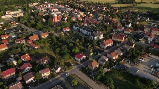 Liten Stad Med Grönska Gator Och Bostadshus Fågelperspektiv Sommar Landsbygd — Stockvideo