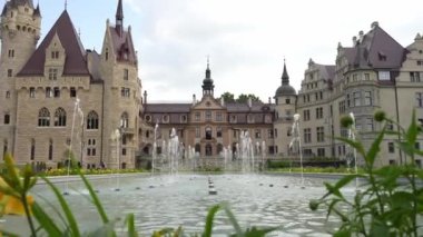 Bahçeli ve çeşmeli Moszna Kalesi manzarası. Polonya 'da Opole yakınlarında ünlü bir yer.