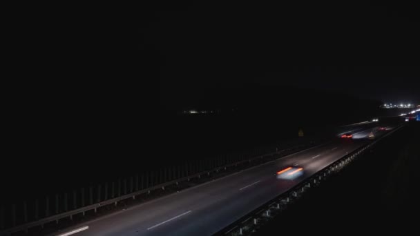 晚上在公路上的小径上车前灯亮着的高速公路上的尖峰时刻过去了 — 图库视频影像