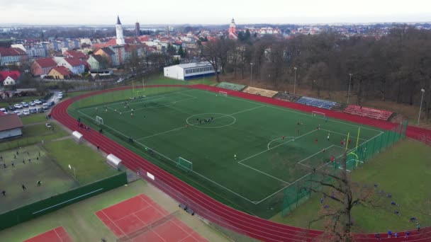 Αεροφωτογραφία Του Σταδίου Τρεχούμενους Διαδρόμους Και Γήπεδο Ποδοσφαίρου Στην Πόλη — Αρχείο Βίντεο