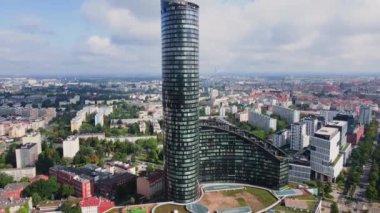 Şehir manzarasına karşı gökdelendeki iş merkezi. Pencereli, gökyüzü manzaralı yüksek binalar. Wroclaw, Polonya 'daki Gökyüzü Kulesi