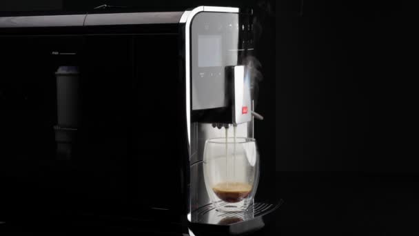 Automatisk Kaffemaskin Hälla Mjölk Skott Kaffe För Att Förbereda Cappuccino — Stockvideo