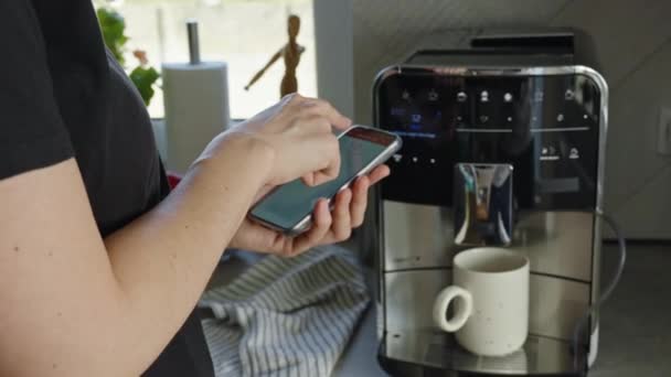 Kahve Makinesini Çalıştırmak Için Akıllı Telefon Uygulaması Kullanıyor Kadın Modern — Stok video