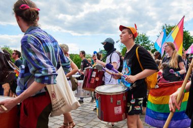 Gurur yürüyüşünde LGBTQ bayrakları olan insanlar. Hoşgörü, çeşitlilik ve cinsiyet kimlik kavramı. Şehir caddesinde gösteri var..