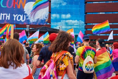 Gurur yürüyüşünde LGBTQ bayrakları olan insanlar. Hoşgörü, çeşitlilik ve cinsiyet kimlik kavramı. Şehir caddesinde gösteri var..