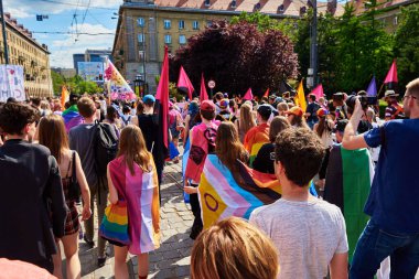 Gurur yürüyüşünde LGBTQ bayrakları olan insanlar. Hoşgörü, çeşitlilik ve cinsiyet kimlik kavramı. Şehir caddesinde gösteri var..