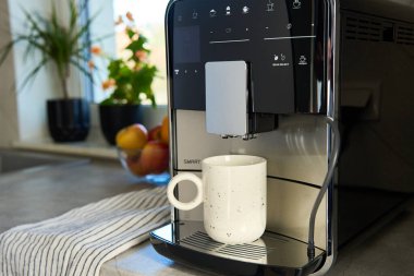 Sabah taze espresso. Mutfaktaki kahve makinesi, kapat. Fincanda taze kahve demlenmiş modern kahve makinesi. Mutfak aletleri.