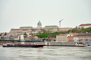 Budapeşte 'nin ufuk çizgisinde panoramik manzara. Macaristan 'ın başkentinde Büyük Buda Kalesi. Avrupa 'da tarihi mimari