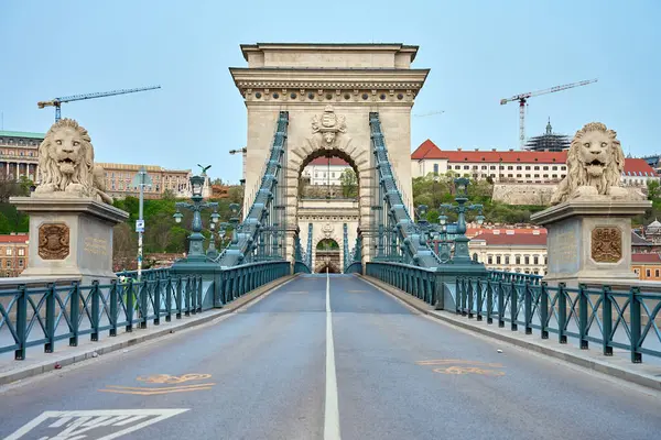 Budapeşte şehrinin silueti üzerinde Tuna Nehri boyunca Zincir Köprüsü ile panoramik bir manzara. Macaristan 'ın tarihi binaları ve ünlü simgeleri ile başkentinin mimarisi