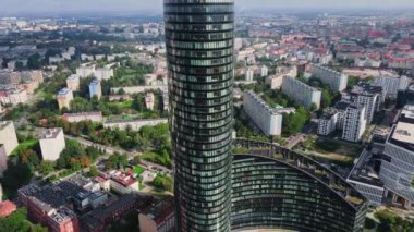 Şehir manzarasına karşı gökdelendeki iş merkezi. Pencereli, gökyüzü manzaralı yüksek binalar. Wroclaw, Polonya 'daki Gökyüzü Kulesi