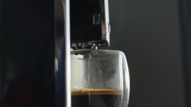 Sabah taze espresso. Kahve makinesi, cam bardakta taze demlenmiş kahve. Mutfak aletleri.