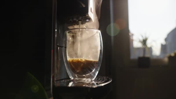 カプチーノを準備するためにコーヒーのショットでミルクを注ぐ自動コーヒーマシン サンライトでコーヒーを飲むと蒸気が上がる 毎日の朝のルーチン — ストック動画