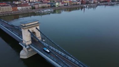 Budapeşte şehrinin silueti üzerinde Tuna Nehri boyunca Zincir Köprüsü ile panoramik bir manzara. Macaristan 'ın tarihi binaları ve ünlü simgeleri ile başkentinin mimarisi