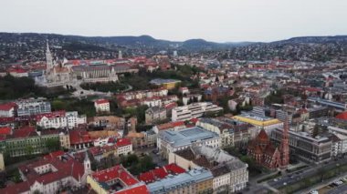 Budapeşte çatılarında panoramik manzara. Macaristan 'ın tarihi binaları ve ünlü simgeleriyle havadan görünüşü