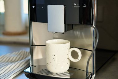 Sabah taze espresso. Mutfaktaki kahve makinesi, kapat. Fincanda taze kahve demlenmiş modern kahve makinesi. Mutfak aletleri.