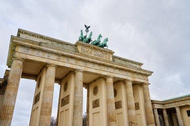 Berlin 'deki Brandenburg Kapısı. Almanya 'nın tarihi mimari simgesi. Turistler için turistik yerler