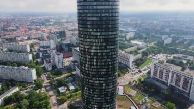 Şehir manzarasına karşı gökdelendeki iş merkezi. Pencereli, gökyüzü manzaralı yüksek binalar. Wroclaw, Polonya 'daki Gökyüzü Kulesi