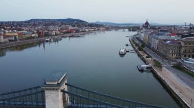 Budapeşte şehrinin silueti üzerinde Tuna Nehri boyunca Zincir Köprüsü ile panoramik bir manzara. Macaristan 'ın tarihi binaları ve ünlü simgeleri ile başkentinin mimarisi
