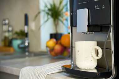 Sabah taze espresso. Mutfaktaki kahve makinesi, kapat. Fincanda taze kahve demlenmiş modern kahve makinesi. Mutfak aletleri.