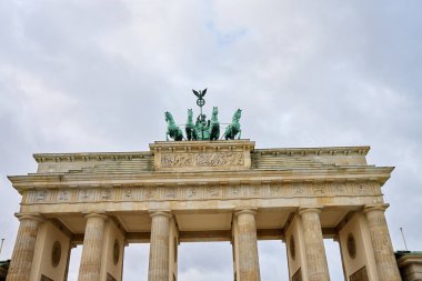 Berlin 'deki Brandenburg Kapısı. Almanya 'nın tarihi mimari simgesi. Turistler için turistik yerler