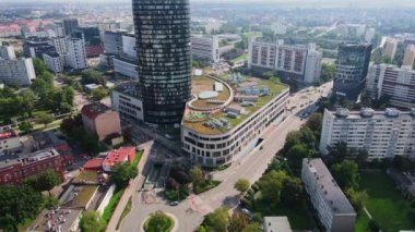 Şehir manzarasına karşı gökdelendeki iş merkezi. Pencereli, gökyüzü manzaralı yüksek binalar. Wroclaw, Polonya 'daki Gökyüzü Kulesi