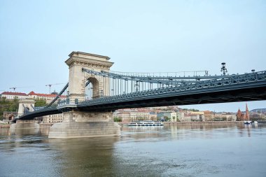 Budapeşte şehrinin silueti üzerinde Tuna Nehri boyunca Zincir Köprüsü ile panoramik bir manzara. Macaristan 'ın tarihi binaları ve ünlü simgeleri ile başkentinin mimarisi