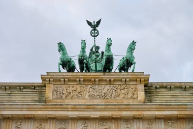 Berlin 'deki Brandenburg Kapısı. Almanya 'nın tarihi mimari simgesi. Turistler için turistik yerler